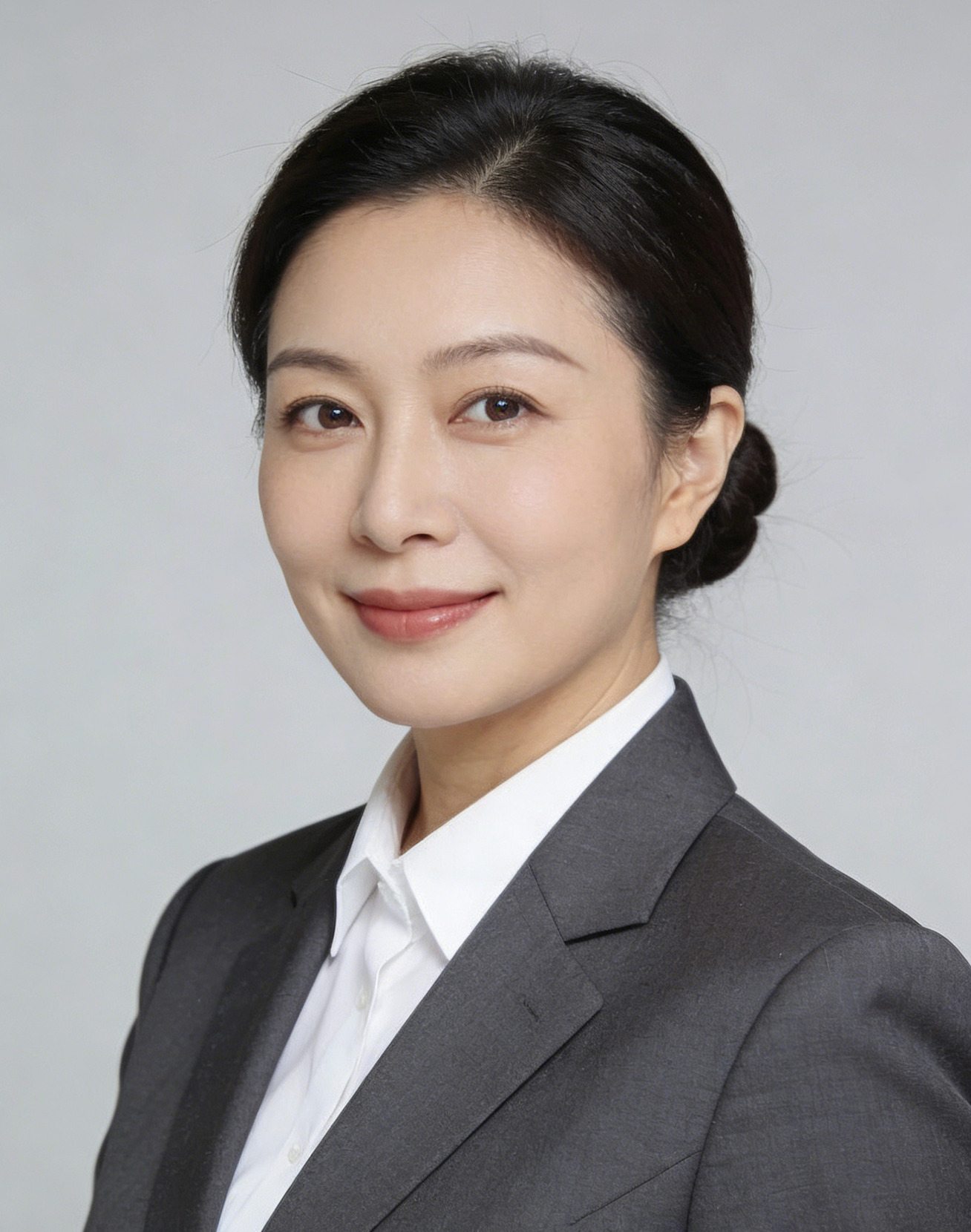 三十岁左右女性顾问头像,穿职业套装,白色背景,专业形象,正面微笑表情